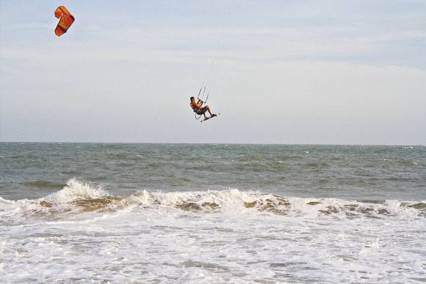 Таких деятелей здесь полным-полно Таких деятелей здесь полным-полно